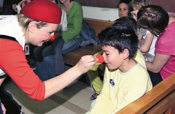 Pravi Rdeči noski (na sliki) so v letu 2011 na 376 vizitah obiskali 23.335 otrok in mladostnikov, ki se zdravijo v bolnišnicah po državi