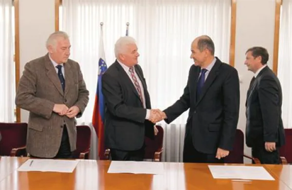 Poslanca narodnih manjšin bosta podprla Janeza Janšo za mandatarja