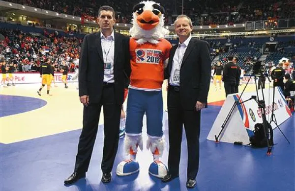  Nenad Krstić (levo)  in Peter Ljubič iz Kozine z maskoto evropskega prvenstva 