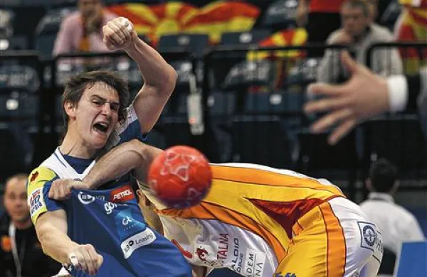 Sebastian Skube (v modrem dresu) ni zaradi tega prekrška zapravil zadnjega meta, a je bil deležen ostrih prijemov Makedoncev
