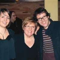 Naziva in priznanja Osebnost Primorske 2011 Jadranki Vrh Jermančič sta se razveselila tudi njena hči Kristina (levo) in sin Jurij (desno) 