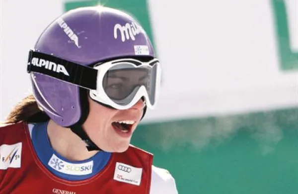 Tina Maze je na superkombinaciji za svetovni poklal alpskih smučark v švicarskem St. Moritzu osvojila drugo mesto
