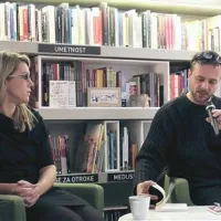 Italijansko zimo sta predstavila dr. Kaja Širok, ki je delo precedla v slovenščino in urednik  Igor Prassel 