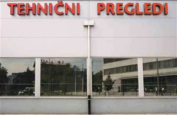 Na avtomobilu s trinajstimi napakami kar pri petih tehničnih pregledih niso ugotovili nobenih nepravilnosti (fotografija je simbolična)
