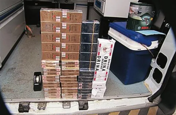 Cigarete v navideznih tortah