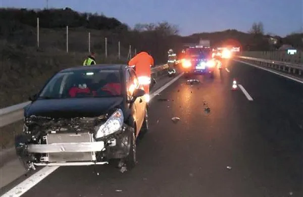 Včeraj zjutraj je voznica na hitri cesti med Selom in Ajdovščino trčila v ograjo