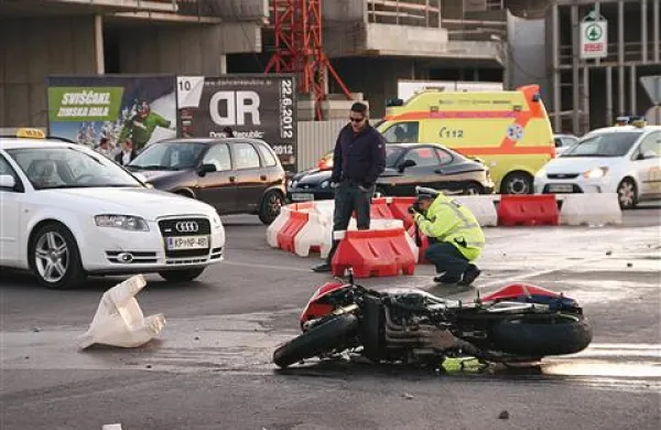 Motorist hudo po&scaron;kodovan,  motor drsel skoraj sto metrov