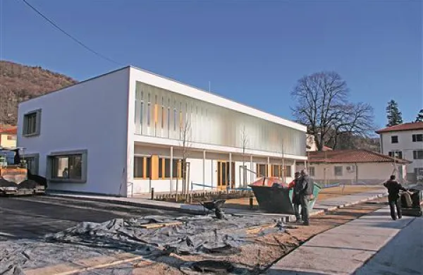 V teh dneh delavci nameščajo opremo in urejajo okolico, v torek bodo objekt tehnično pregledali