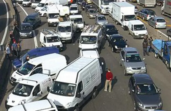 Italijanskim avtoprevoznikom, ki stavkajo že nekaj dni, so se danes pridružili še številni drugi sektorji