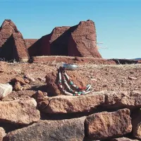 Ruševine misionarske cerkve, narejene iz adobe opeke, Pecos National Monument. V ospredju nakit Indijancev Pueblo.  