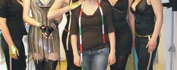  Modna oblikovalka Irena Smerdelj Herlič (v ospredju)  je poskrbela tudi za zapeljiv rokerski videz spremljevalnih pevk Maje Keuc na zadnji Evroviziji