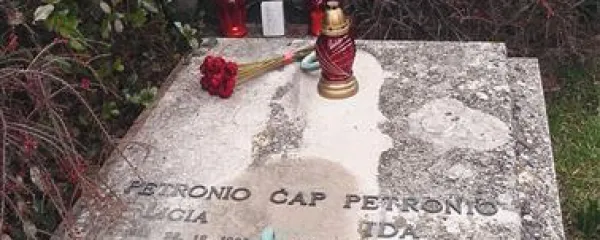 V Čapovem grobu na piranskem pokopališču sta pokopani tudi njegova žena Ida Petronio in njena sestra dvojčica Licia. Obe sta bili Portorožanki italijanske narodnosti, stanovali sta v hiši blizu Čapove vile na Koprski ulici.