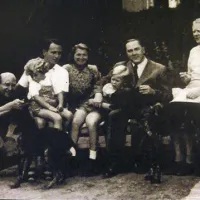 Na fotografiji (z leve): fotograf Balzar (avtor Čapovih portretov iz 40. let prejšnjega stoletja),  František Čap (v njegovem naročju  Ivan Havel, mlajši brat Vaclava Havla), identiteta ženske ob njem ni znana, desno od nje slavni češki avantgardni pesnik Vitezslav Nezval, ob njem mladi Vaclav Havel, skrajno desno Miloš Havel.