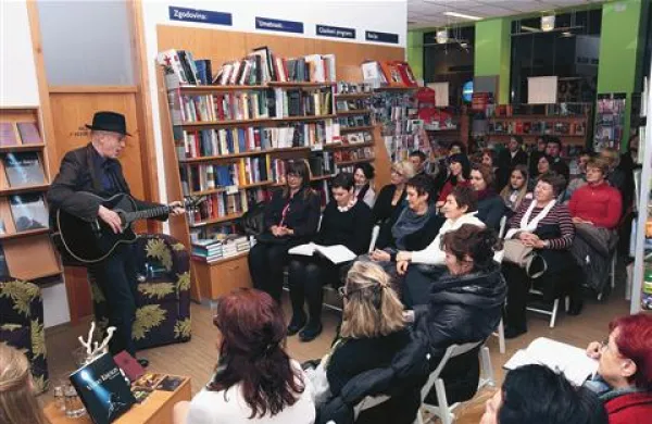Vlado Kreslin je množico v Domu knjige ogrnil s pesmijo in anekdotami  