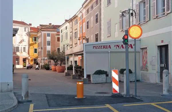 Posodobili so zapornico med trgoma