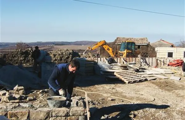 Trg bo  iz kamna, s čimer želijo ohraniti kulturo in krajinski pomen suhozidne gradnje