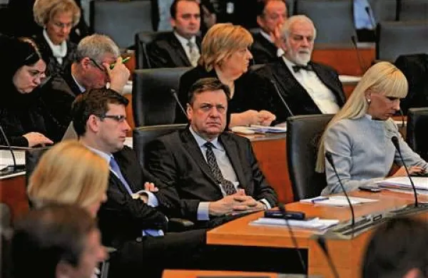 V DZ se  nadaljuje razprava poslank in poslancev glede imenovanja novega mandatarja