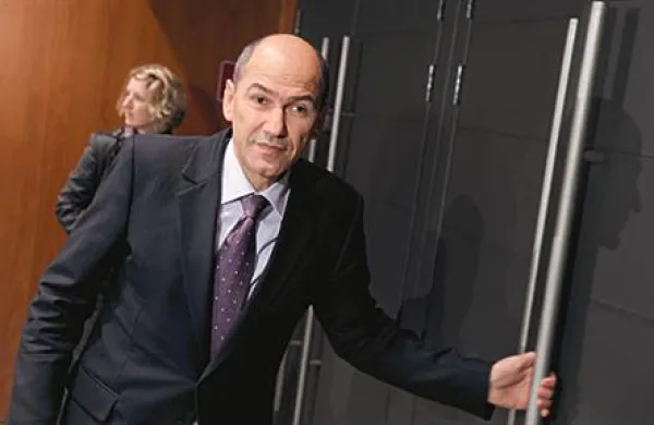 Kandidat za mandatarja, predsednik SDS Janez Janša je v predstavitvi svojega programa poslancem poudaril, da bo treba za reševanja stanja v državi sodelovati