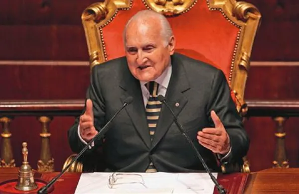 Oscar Luigi Scalfaro je bil predsednik Italije med letoma 1992 in 1999