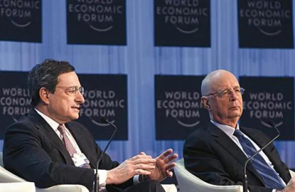 Mario Draghi (levo) meni, da je območje z evrom pri reševanju dolžniške krize doseglo izrazit napredek