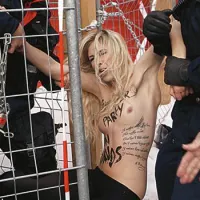 Forum gospodarstvenikov so spremljali tudi protesti znane ženske aktivistične skupine Femen