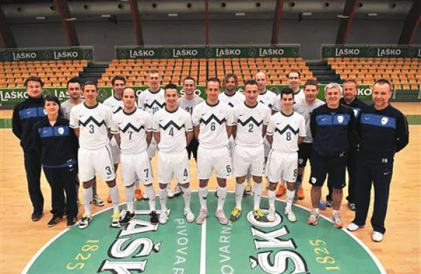 Slovenska reprezentanca za Euro 2012. Levo Dobovičnik, tretji z desne Kavčič; igralci (z leve) Puškar, Zorč (3), Pertič, Osredkar (7), Fetič, Drobne (4), A. Mordej, Grželj (6), Rosič, R. Mordej (2), Uršič, Melink (8), Čujec, Mohorič. 