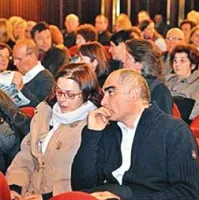 Premierska publika na Reki, režiser Dorino Minigutti v ospredju na desni 
