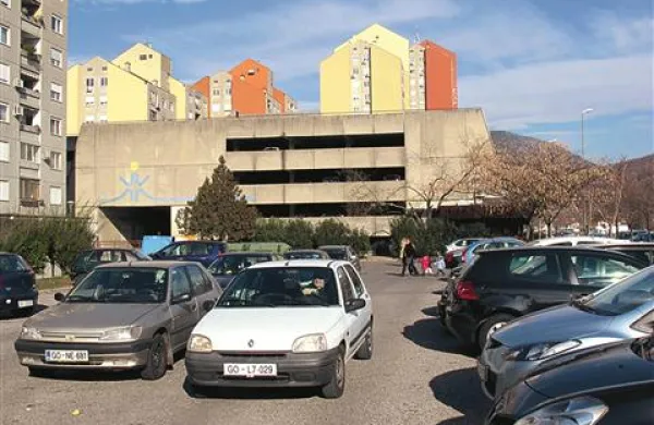 Parkirno hišo so sodišča prisodila občini, SGP pa je v igro poklical še ustavno sodišče 
