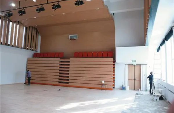 Prenovljeno telovadnico je moč hitro preurediti iz dvorane s parketom v ono z odrom in sedeži  