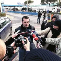Po zagovoru pri odvetniku družbe Nedjo je Topić pojasnil, da je SIPS zahteval zadržanje izvršitve izredne odpovedi delovnega razmerja, dokler o zadevi ne bo odločilo sodišče