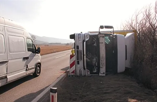 Tovornjak, ki ga je “pokončal” sunek burje