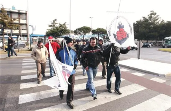 Izpred Luke Koper so podporniki krenili s  Pedjo Topićem proti pisarni odvetnika