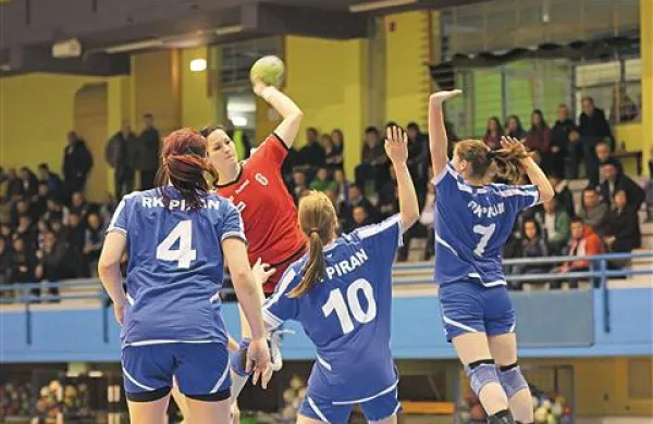 Dominika Mrmolja (v rdečem dresu) je k zmagi Ajdovk prispevala tri zadetke