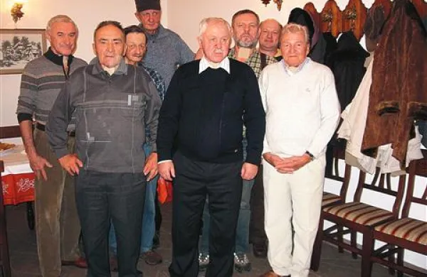 Glavnina članov severnoprimorskega kluba - z leve:  Ivo Uršič, Franc Škvarč, Metod Saksida, Dušan Ivančič (s kapo), Brane Čus, Stane Fabjan, Jožef Perat, Alfred Terbižan  