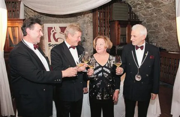 Vodstvo društva Sommelier Slovenije s kolegico, prav tako ustanovno članico, gostiteljico sinočnjega večera na Zemonu (z leve): sekretar Boris Gašparin, podpredsednik Davorin Škarabot, gostiteljica Katja Kavčič in predsednik Ivan Peršolja