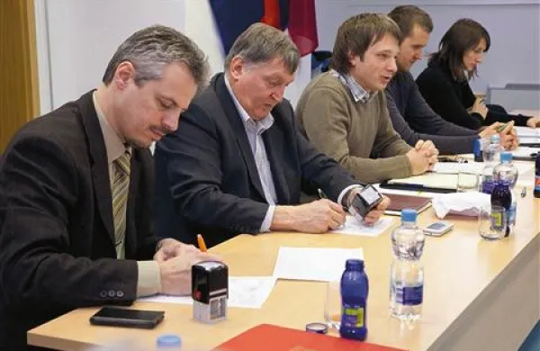 Župana Robert Smrdelj (z leve) in Jernej Verbič podpisujeta dogovor osmih občin, projekt pa bo vodil Urban Pinter (tretji z leve) 