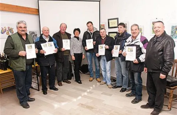 Najbolje ocenjeni vinarji z Majdo Brdnik in predsednikom TD Kras Brankom Kjudrom (desno)