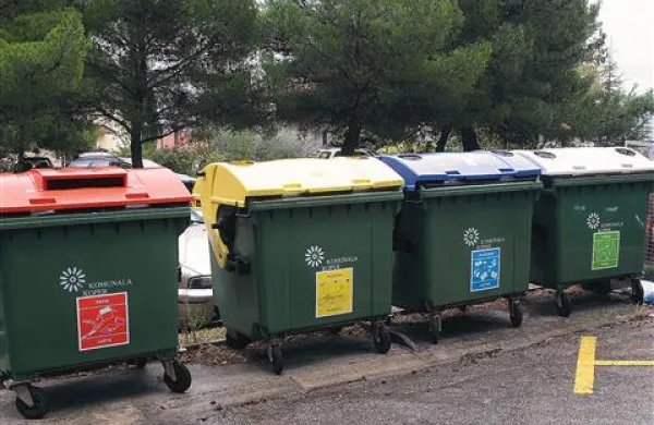 V zabojnikih na ekoloških otokih občani odložijo vse več ločeno zbranih odpadkov