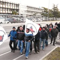 Protestniki so izpred upravne stavbe Luke Koper pospremili Topića na zagovor pred izredno odpovedjo  