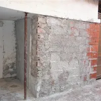 Pozidava v slogu Gramscijeve   oziroma tako, da eden od stanovalcev  ne more več prezračiti kopalnice  