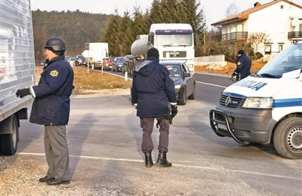Četrt ure po ropu so postavili blokade proti Starodu (na fotografiji v Hrušici), Divači, Vremski dolini in Kopru