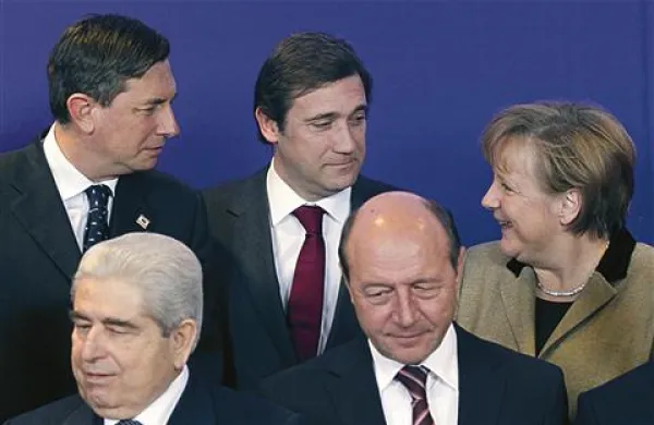 Voditelji članic EU so sinoči v Bruslju dosegli dogovor o medvladni fiskalni pogodbi, ki jo bodo za zdaj podpisale vse članice EU razen Češke in Velike Britanije