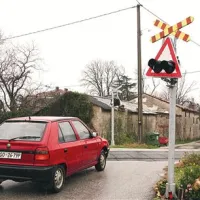 O tem, kako urediti cesto in nevaren železniški prehod so se usklajevali vse leto. Spomladi se bodo končno  lotili dela. 