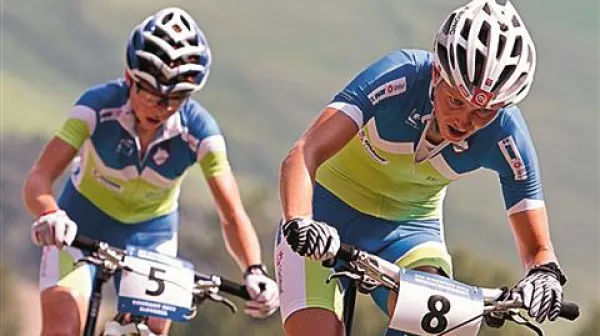 Tanja Žakelj (levo) se bo z Blažo Klemenčič (desno) in Nino Homovec potegovala za nastop na olimpijskih igrah