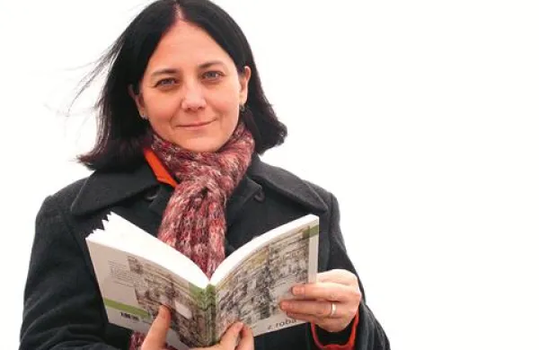  Taja Kramberger: “V prostoru, kjer dolgo ni refleksije, postaneta zvijačnost in pretkanost višje cenjeni kakor prodorna inteligenca in izostrena človeška subtilnost, ki zna reči NE!, ko je treba. Zaradi tega vse stoji na glavi.”   