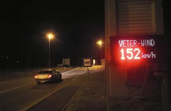 Merilniki ob cestah so že kazali močnejše sunke vetra, kot jih napovedujejo vremenarji, a gre za najkrajše, komaj sekundne sunke