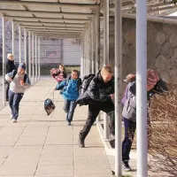 Šolarji so včeraj še bili v šoli, danes in jutri pa bodo zaradi močne burje ostali doma tako v Ajdovščini kot v Vipavi 