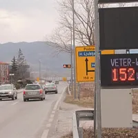 Burja je odkrila streho hangarja v Ajdov&scaron;čini