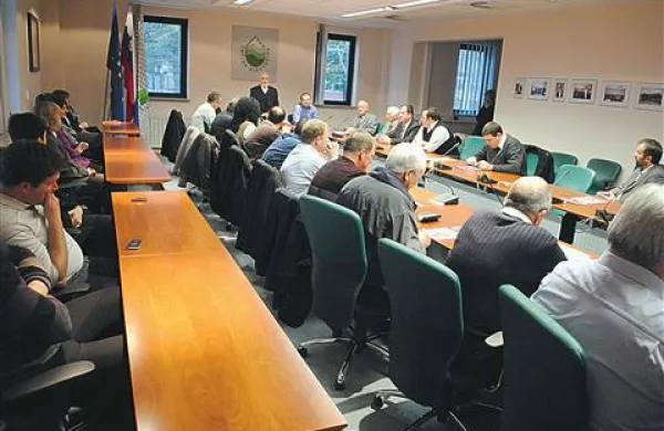 Zastava EU že ima svoje mesto  v sejni sobi Občine Ajdovščina, zdaj pa bo očitno plapolala tudi na javnih mestih