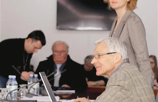 Danes so oči uprte v državni svet, ki bo na pobudo Toneta Peršaka (v ospredju) odločal o vetu  na zakonu o vladi